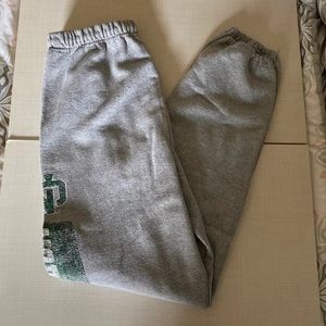 UND sweatpants